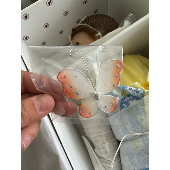 Ashton Drake 'Soo Big Butterfly' Original Issue Vinyl RealTouch Collectible Doll - Picture 5 of 9